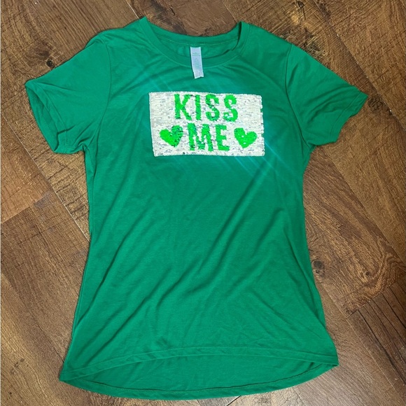 St Patrick’s day juniors teen flip sequin T-shirt kiss me & pinch me - Picture 1 of 6